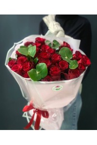 25 красных роз с оформлением